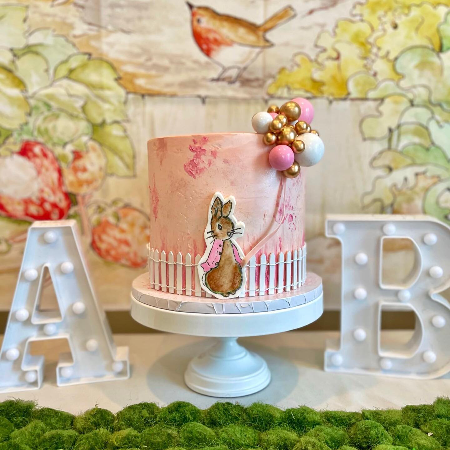 Love it so much when I get to make a baby shower cake for the same family I made a bridal shower cake for last year!🐰🌸 
&bull;
&bull;
Fun fact: the mama to be (at that time) missed her shower to give birth instead. Classic 😜