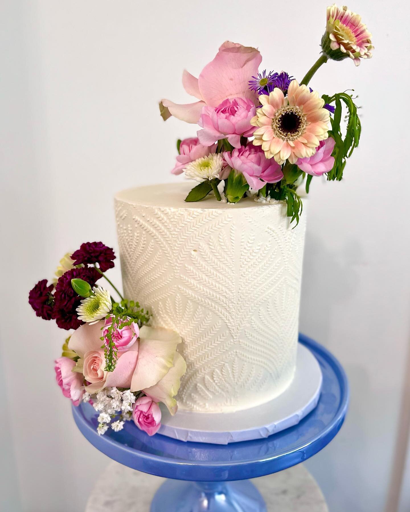 Perfect summer florals make for the best cake decoration 🌸 💐 🌺