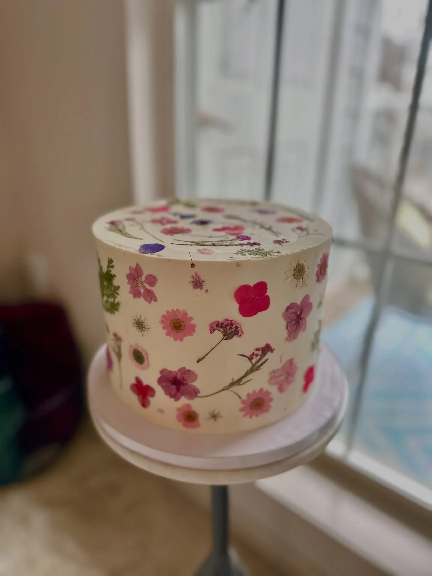 A little beauty in the simplest form 🤍 

A classic white cake blooming with edible pressed flowers for the sweetest touch of elegance! 

#ediblepressedflowers #floralcake