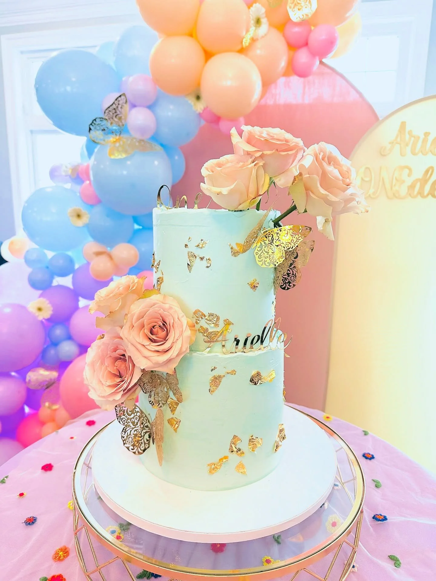 Soft and whimsical for a first birthday 🩵✨

I thought this design matched the decor so so beautifully (backdrop by the talented @gracefulstyles_). A pop of light teal to compliment a pastel ONEderland 💕 These roses also opened up just in time to gi