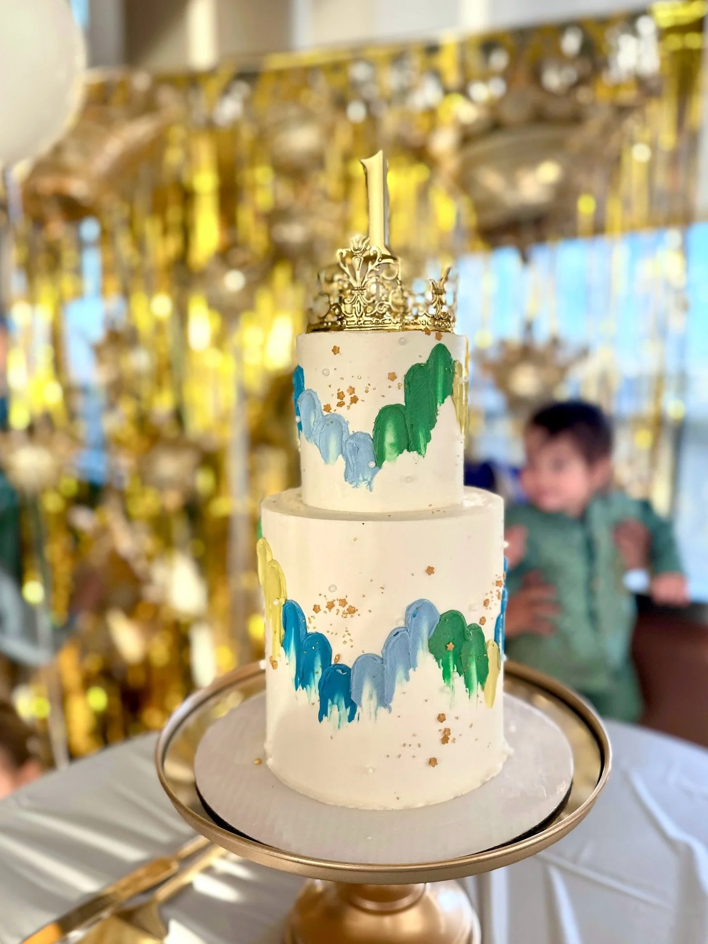 First birthday fit for a prince 👑 Who needs candles when you have a crown?!

#firstbirthday #abstractcake #princecake #crowncake #tieredcake