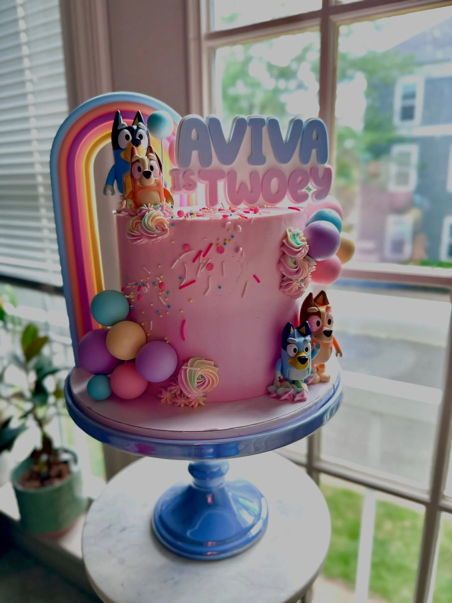 True story - I bookmarked this cake topper because I loved it so much, and patiently waited until I got a bluey order. I designed the cake entirely around the topper 😄 Love it so much when clients trust me with a free-rein design! 💙