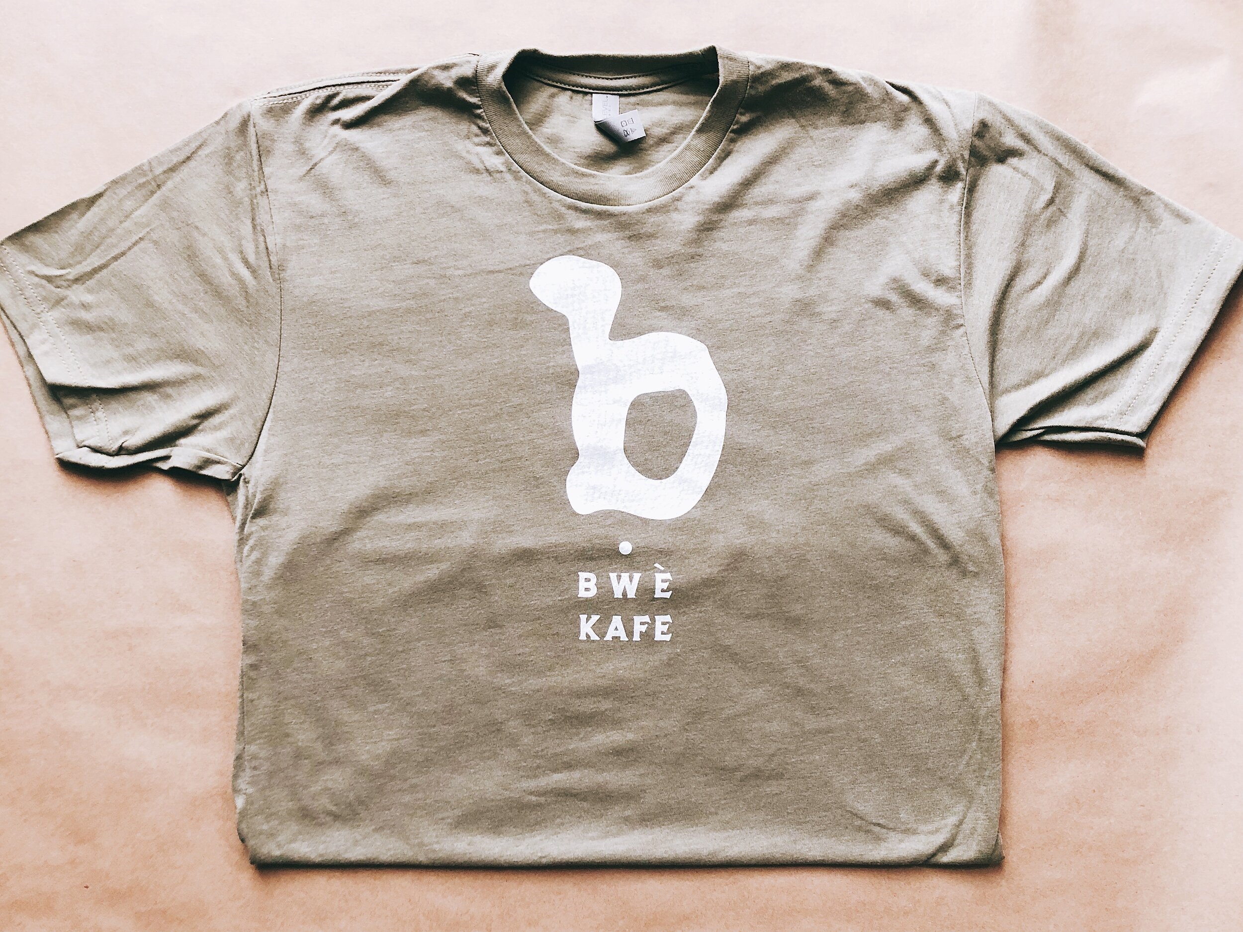 "b" T-Shirt in Army Green