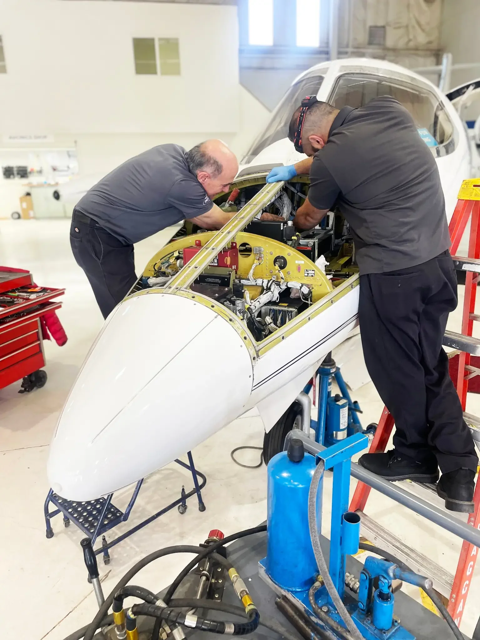 HagganAviation_Learjet_avionics.webp
