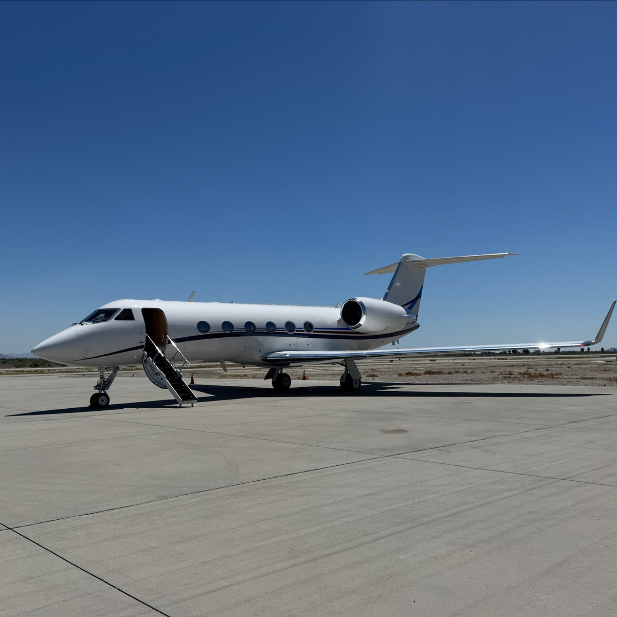 Aircraft on the ramp at Centennial Airport KAPA