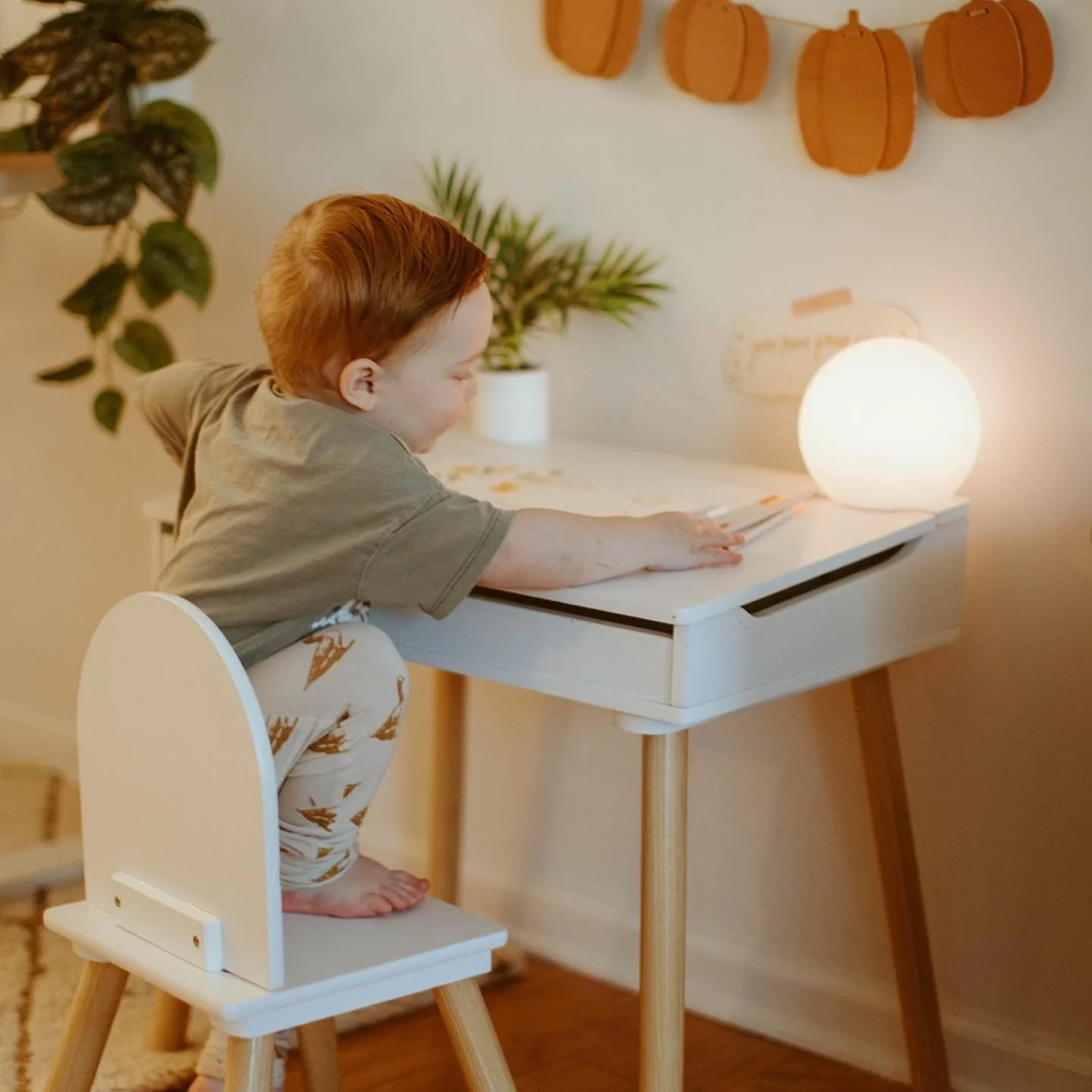 Happy Thanksgiving 🦃✨

We are writing thank you letters to people we are grateful for this year and this little lift top desk from @deltachildrens has been SO helpful! I love that even when roo lifts and closes it himself, it won't squish his finger