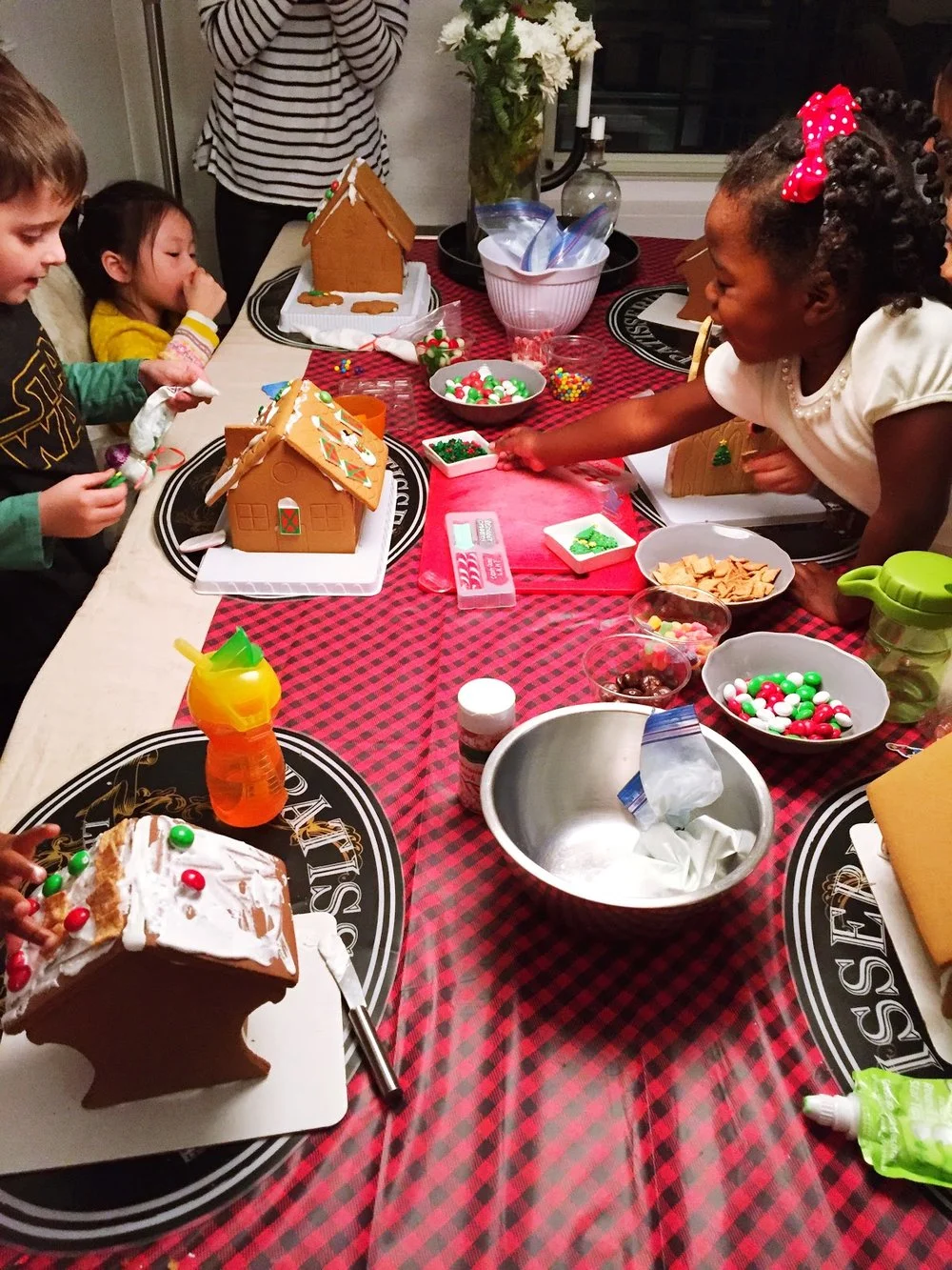 How to have a Stress-free Gingerbread house party