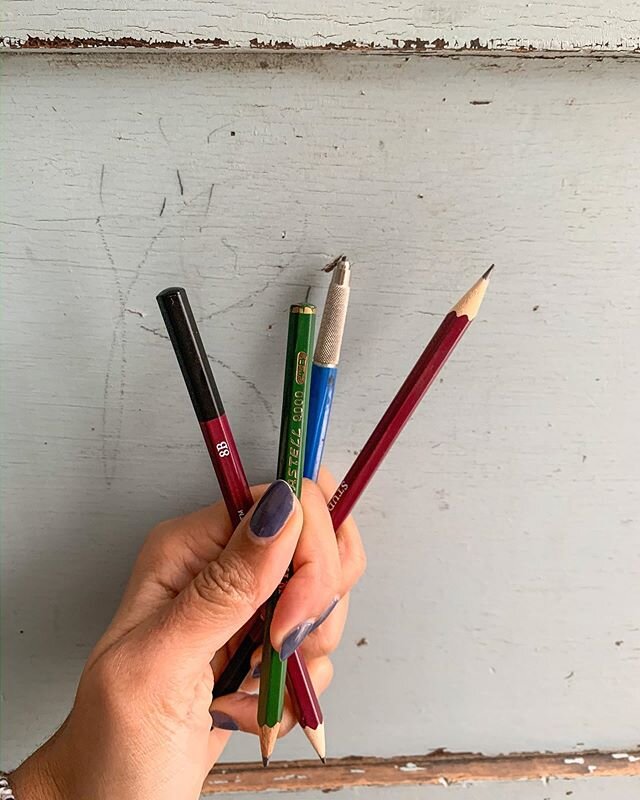 The humble pencil is such a versatile and essential art tool. ⠀⠀
Light weight, portable, non-permanent
Plus a diverse range of mark making capabilities. ⠀⠀
I like to keep a couple pencils in my on-the-go art pack. ✨Graphite pencils are a tried and tr