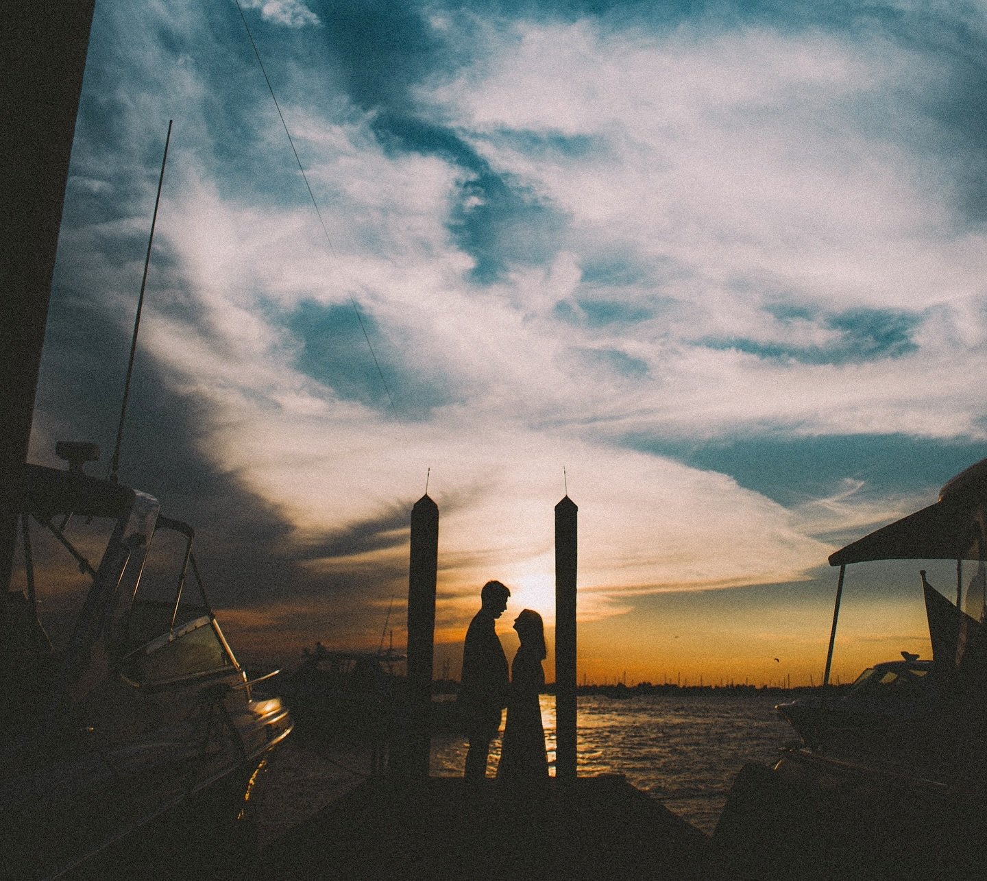 &ldquo;sunset harbor&rdquo;
#newyorkweddingphotographer #brooklynweddingphotographer #brideandgroom #engagementphotoshoot #silouette #elopementphotography