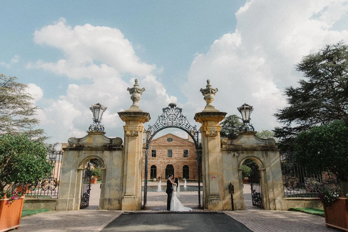 wedding snap by the gradeur entrance 

#nycweddingphotographer #brooklynweddingphotographer #elopementphotographer #weddingvenue #weddinginspo #weddingsnap