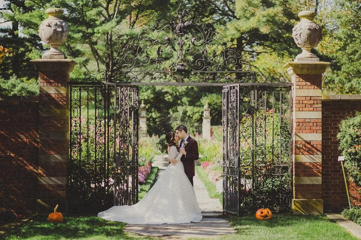 wedding snap ready for fall season!

#nycweddingphotographer #brooklynweddingphotographer #elopementweddingphotographer #fallwedding #hudsonvalleyweddingphotographer #upstatenyweddingphotographer