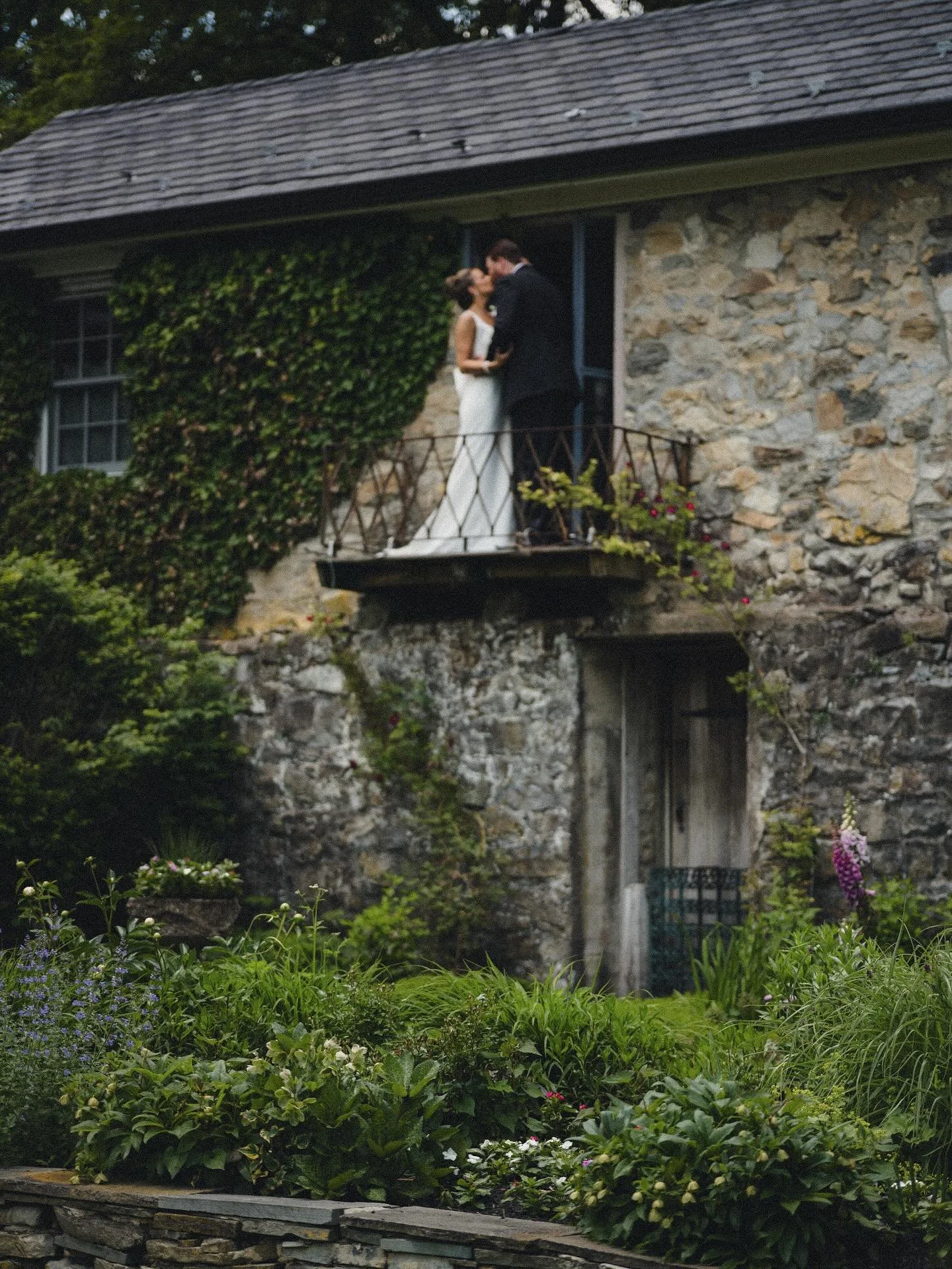 wedding snap by the balcony

#nycweddingphotographer #brooklynweddingphotographer #upstatenyweddingphotographer #cottagewedding #hudsonvalleyweddingphotographer #catskillsweddingphotographer