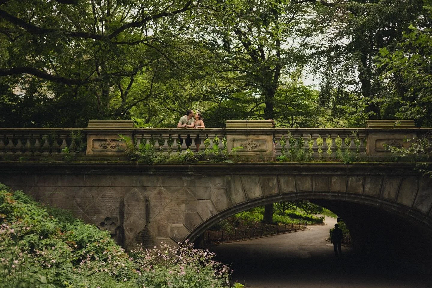 couple snap from bypasser view from afar

#nycengagementphotographer #brooklynengagementphotographer #nycelopementphotographer #couplesnap #nycproposalphotographer #citybride