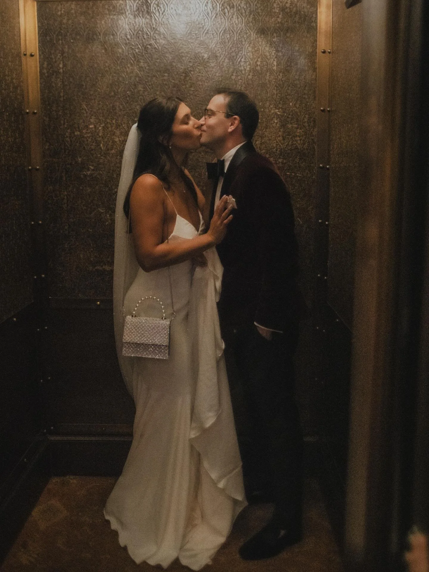 couple snap kiss at the elevator

#nycengagementphotographer #nycelopementphotographer #brooklynengagementphotographer #couplesnap #editorialweddingphotographer