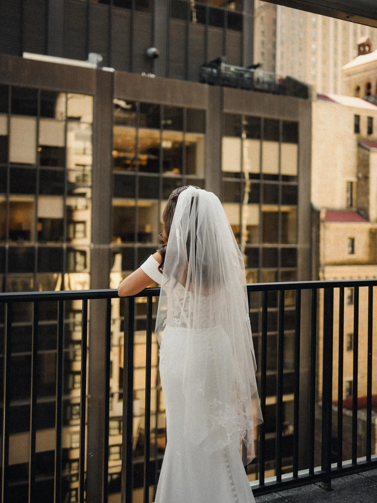 bride snap by the balcony 

#nycweddingphotographer #brooklynweddingphotographer #nycelopementphotographer