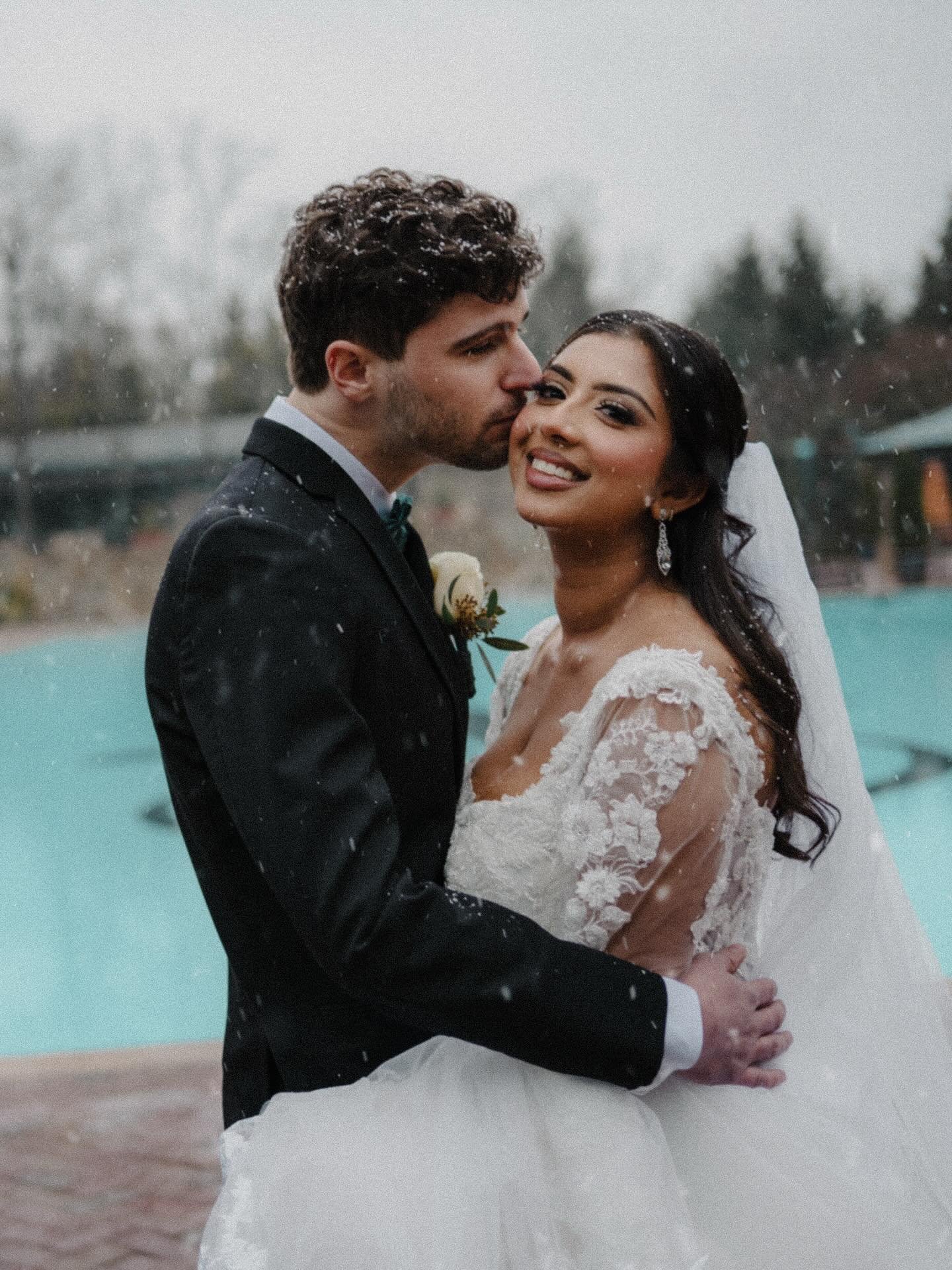 wedding snap in winter snow shower ❄️

#nycweddingphotographer #nycelopementphotographer #winterwedding