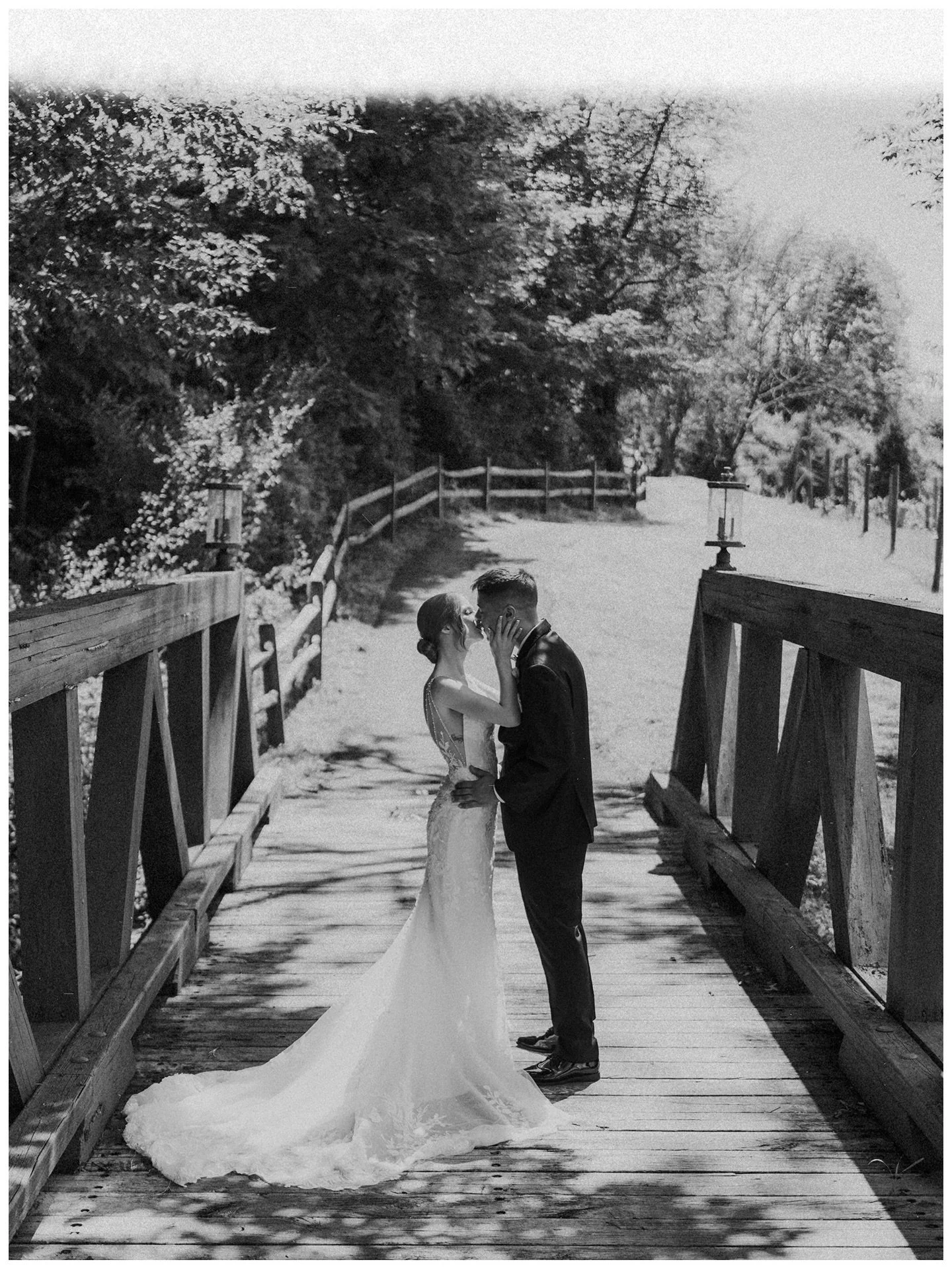 wedding snap kiss by the creek

#nycweddingphotographer #nycelopementphotographer #nycengagementphotographer