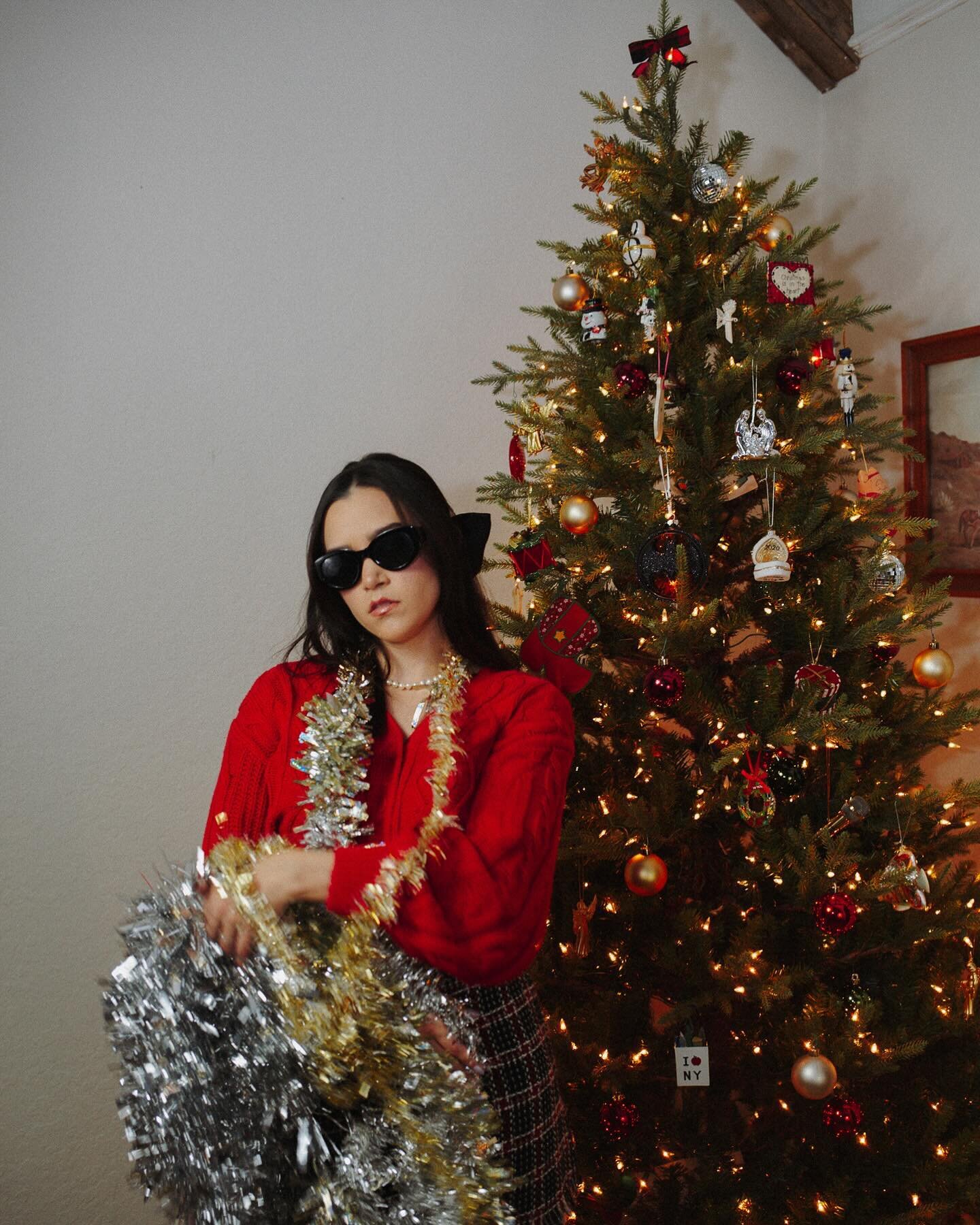 happy december🎄I took all of my old holiday singles and compiled them onto one album for you + added a new acoustic version of We Wish You a Merry Christmas 🎁 go stream Songs Of Christmas Past! (and all my holiday songs because it&rsquo;s officiall