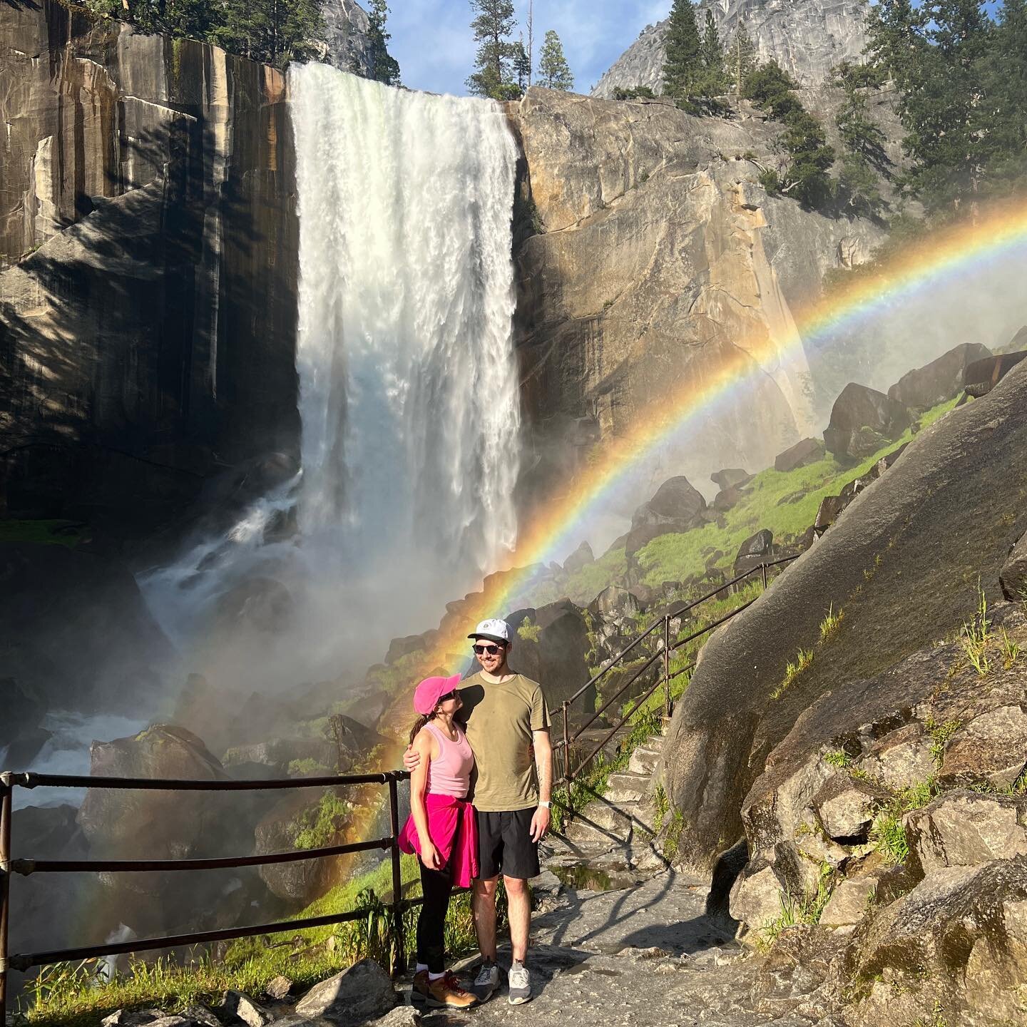 This waterfall/rainbow moment deserved a spot on the feed 🩵Yosemite with friends was 10/10