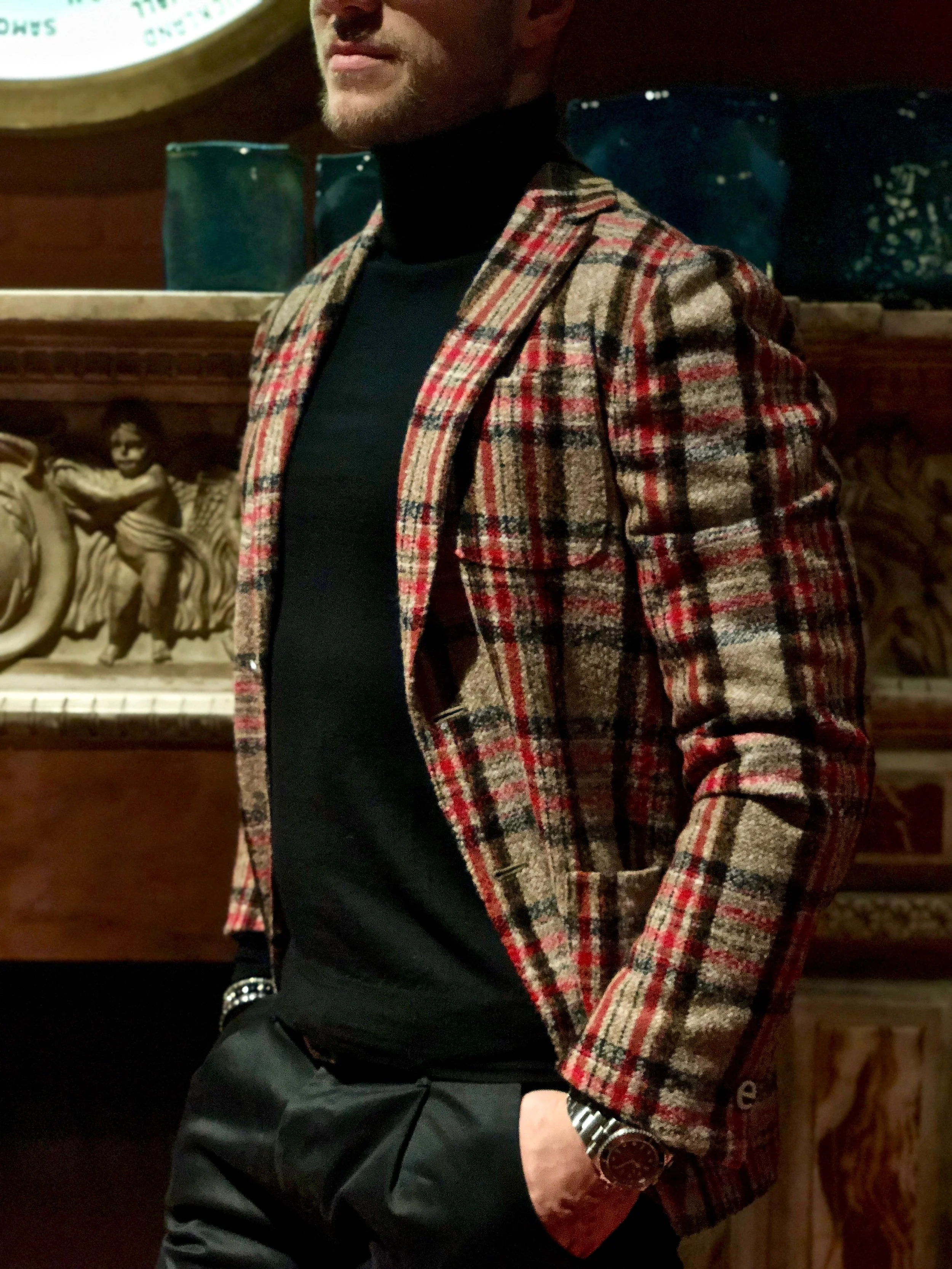 Neat basic look, with a bold check jacket to spice things up. PS: I love the pleats in these chinos, too. Photo credit: @LucaMontini