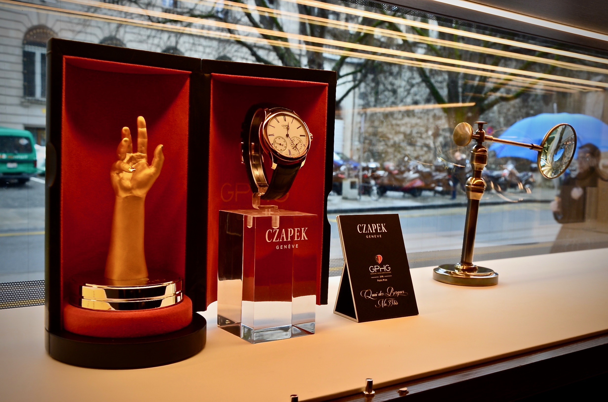 The GPHG Public Prize on display at Geneva’s boutique.