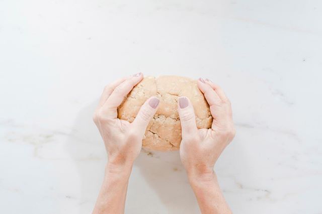 In order to achieve the velvety texture of our pasta and its lightness we knead the dough by hand and we let it rest for a few hours. We worked for months on our method to create the best version of our tagliolini! Try our pasta by placing an order b