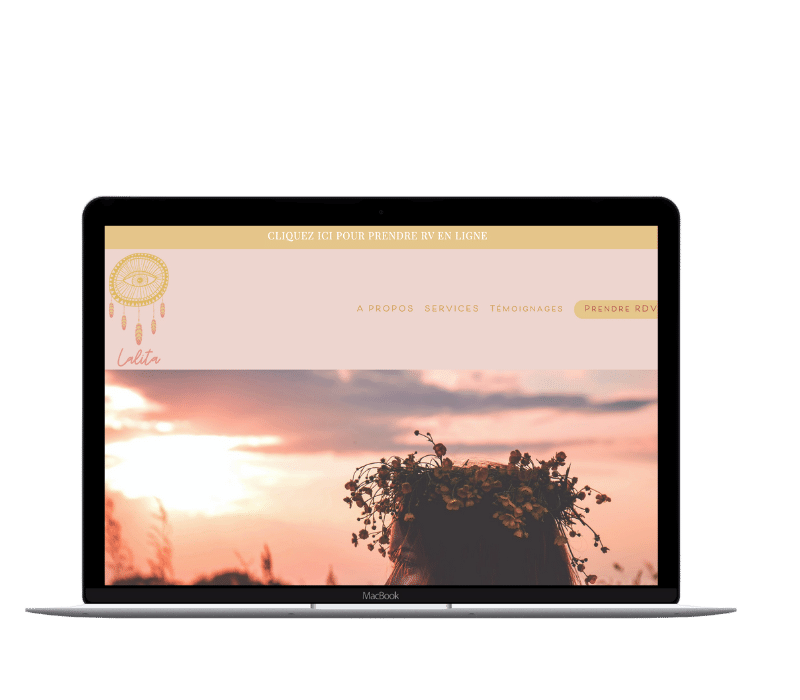 Capture d'écran d'un site web affiché sur un ordinateur portable avec un fond de coucher de soleil, et une personne portant un chapeau avec des fleurs.