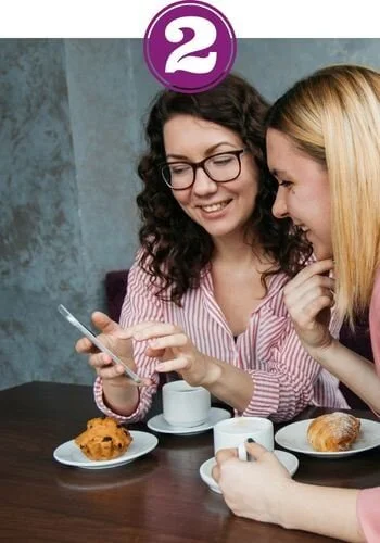 femmes discutant des programmes de Mon Marketing Holistique pour les thérapeutes