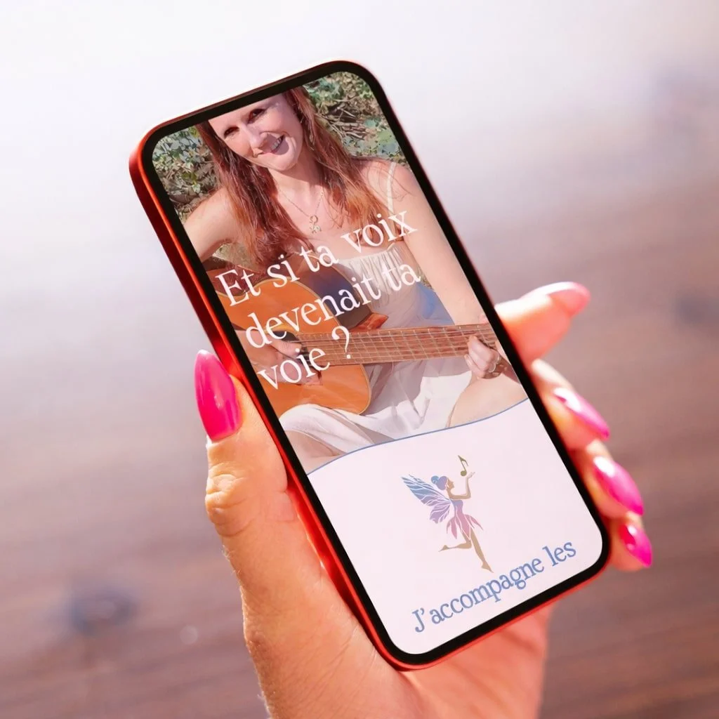 Une main tenant un smartphone avec une image d'une femme jouant de la guitare, accompagnée de texte en français qui se traduit par "Et si ta voix devenait ta voie?" et un logo d'une fée avec des notes de musique, accompagnant le texte "J'accompagne les".