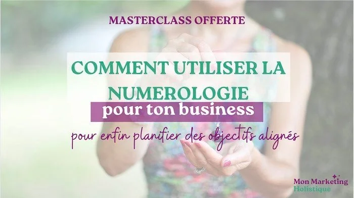 Une image promotionnelle pour un cours gratuit de masterclass sur comment utiliser la numérologie pour son entreprise, avec un fond flou montrant une femme tenant une feuille.