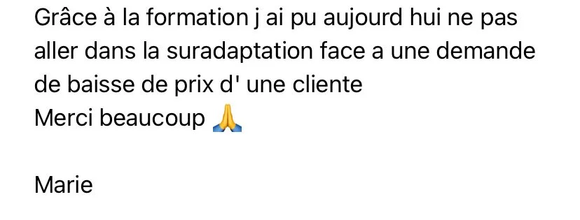 Texte exprimant la gratitude pour une formation, mentionnant l'adaptation face à une baisse de prix demandée par une cliente, et remerciant avec une prière mains.