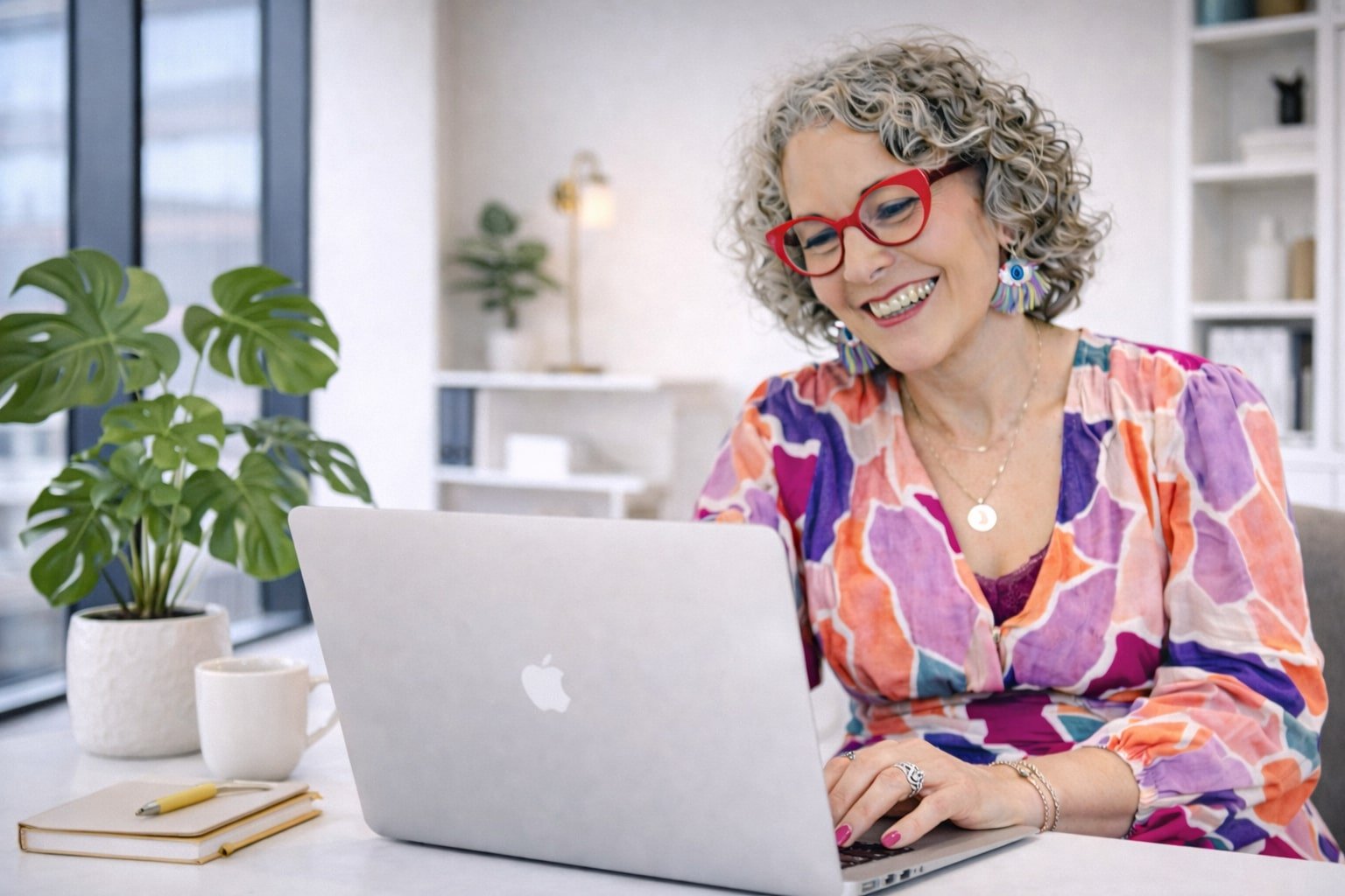 Carole devant un ordinateur portable dans un espace lumineux et moderne