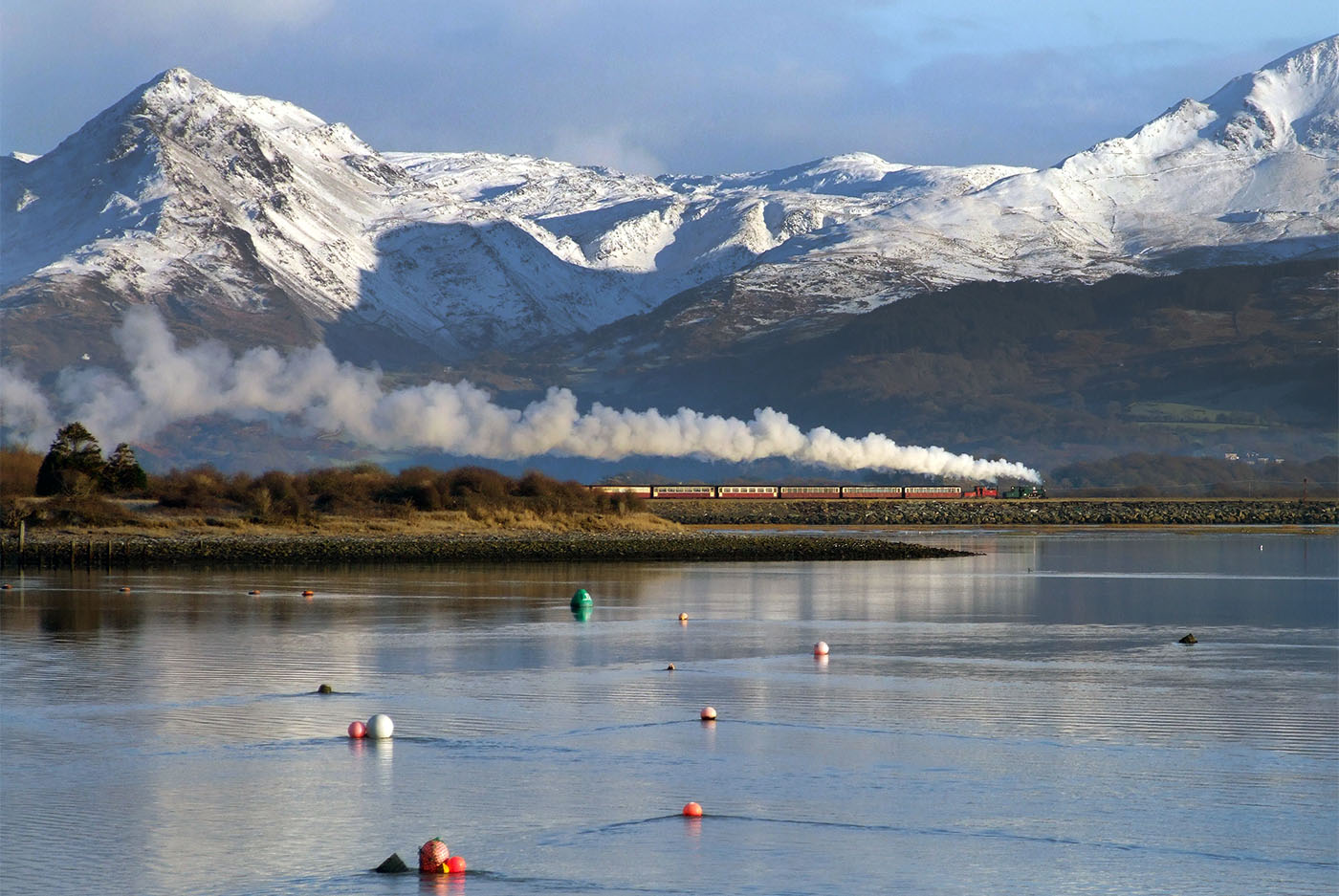 snowdonia train travelling with mountain backdrop
