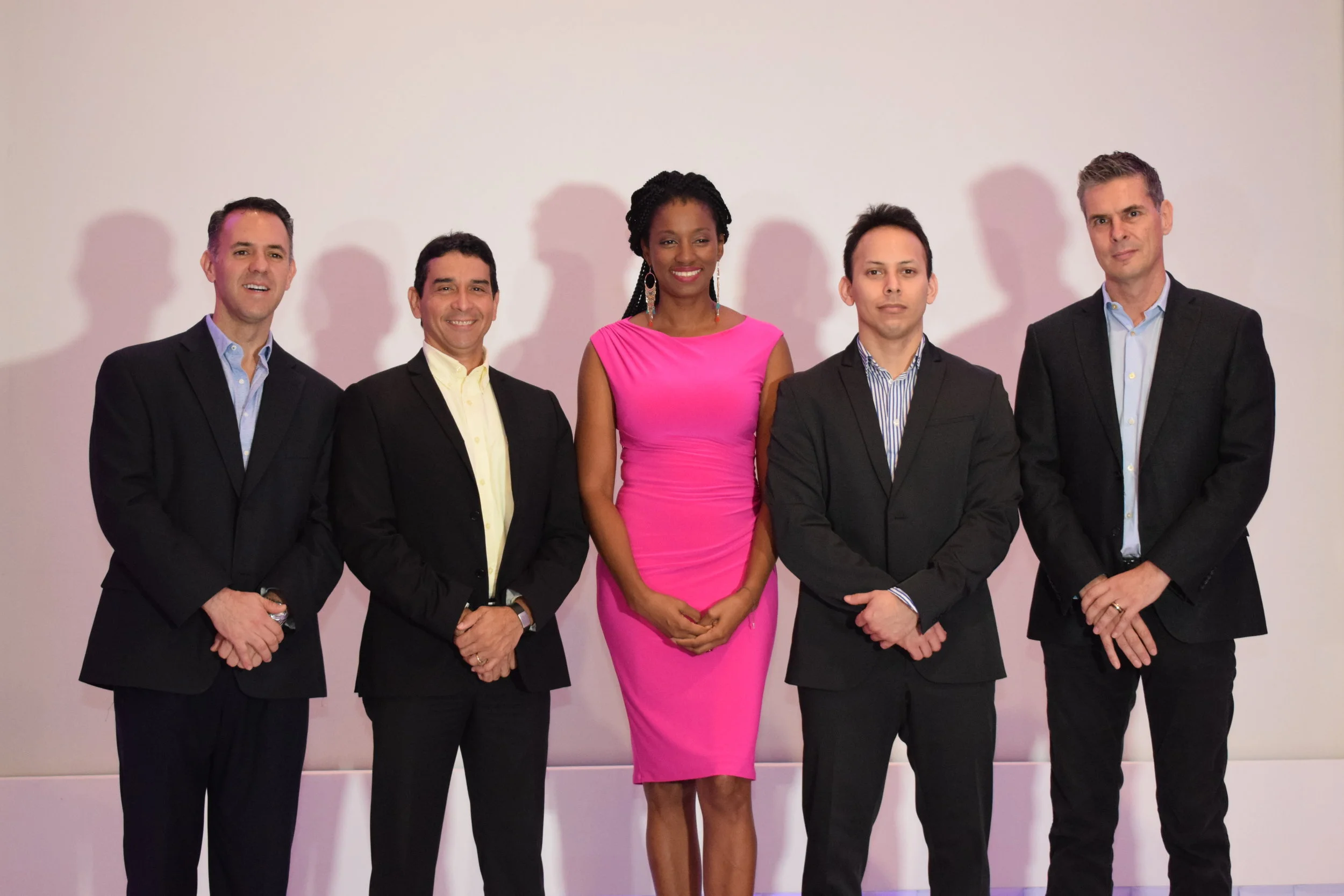 En la foto, desde la izquierda: Christopher Music, Chief Growth Officer | Jair Morales, Gerente de Centro de Contacto en Panamá | Wendy Jordan, Chief Operations Officer & Co-Fundadora | Armando Paz, Coordinador de Mercadeo | Boris Métraux, Chief Executive Officer & Co-Fundador de Encuentra24.