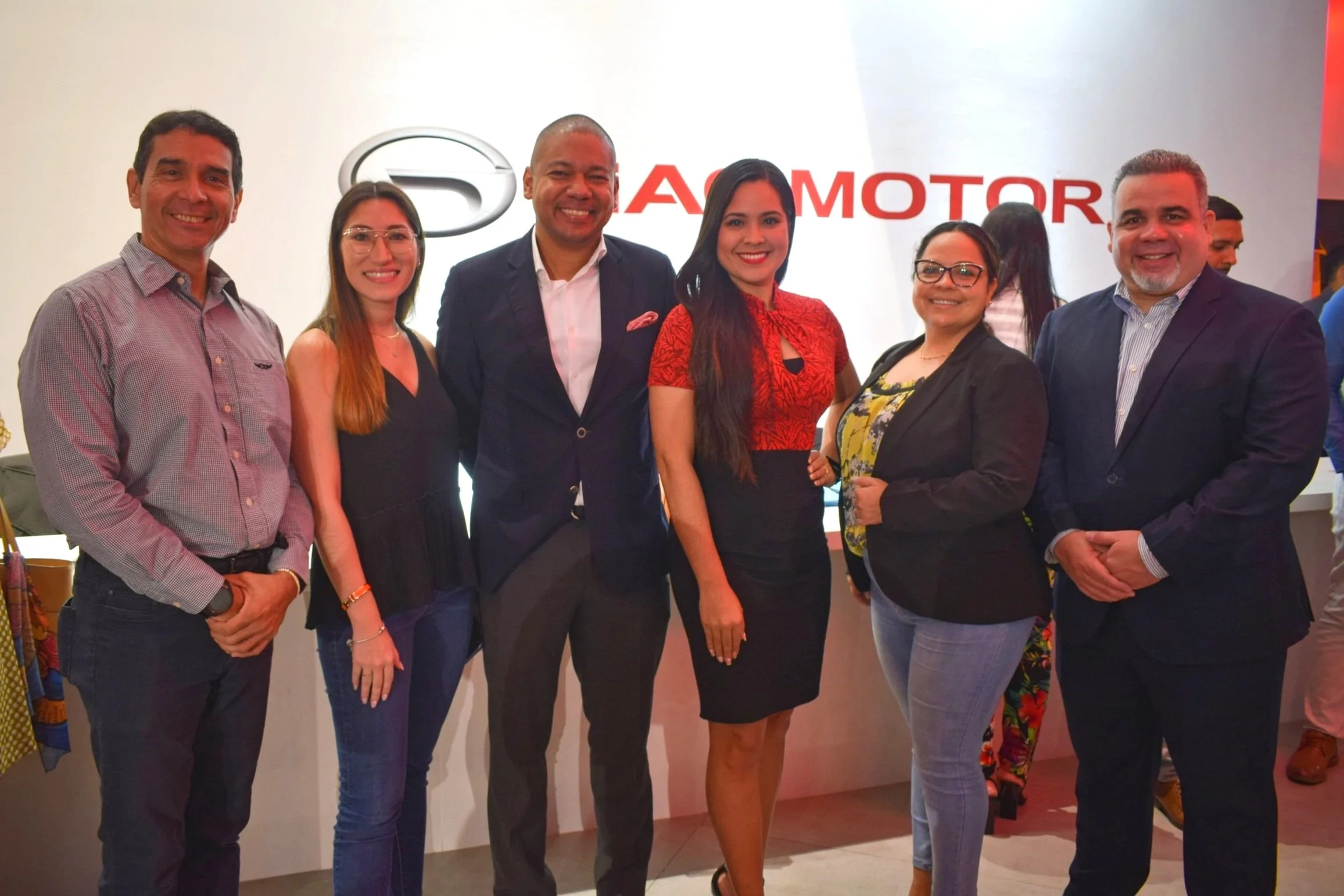 En la foto, de izquierda a derecha: Jair Morales - Gerente de Centro de Contacto Encuentra24, Daniela Zegarra - Key Account Manager Advertising Encuentra24, representantes de Gac Motors Panamá