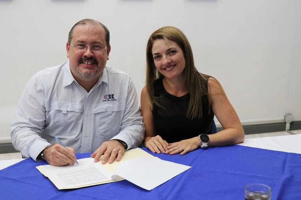 Adrián Mora Solano, Presidente de CCCBR y Alexandra Orozco, Gerente de Ventas de Encuentra24 Costa Rica