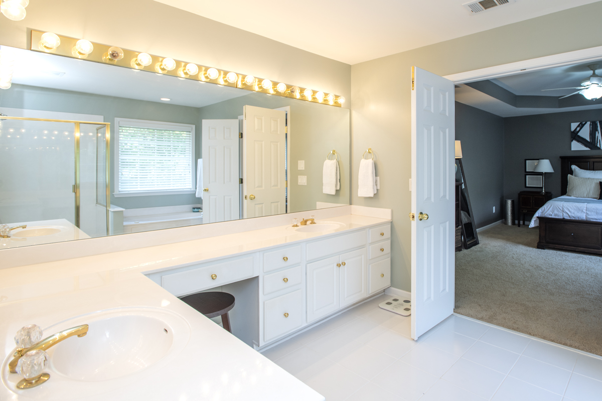 The space in here!! SO MUCH ROOM. We always talked about getting new vanities, floors, shower tile, new tub, new lighting… but we moved instead ;-)