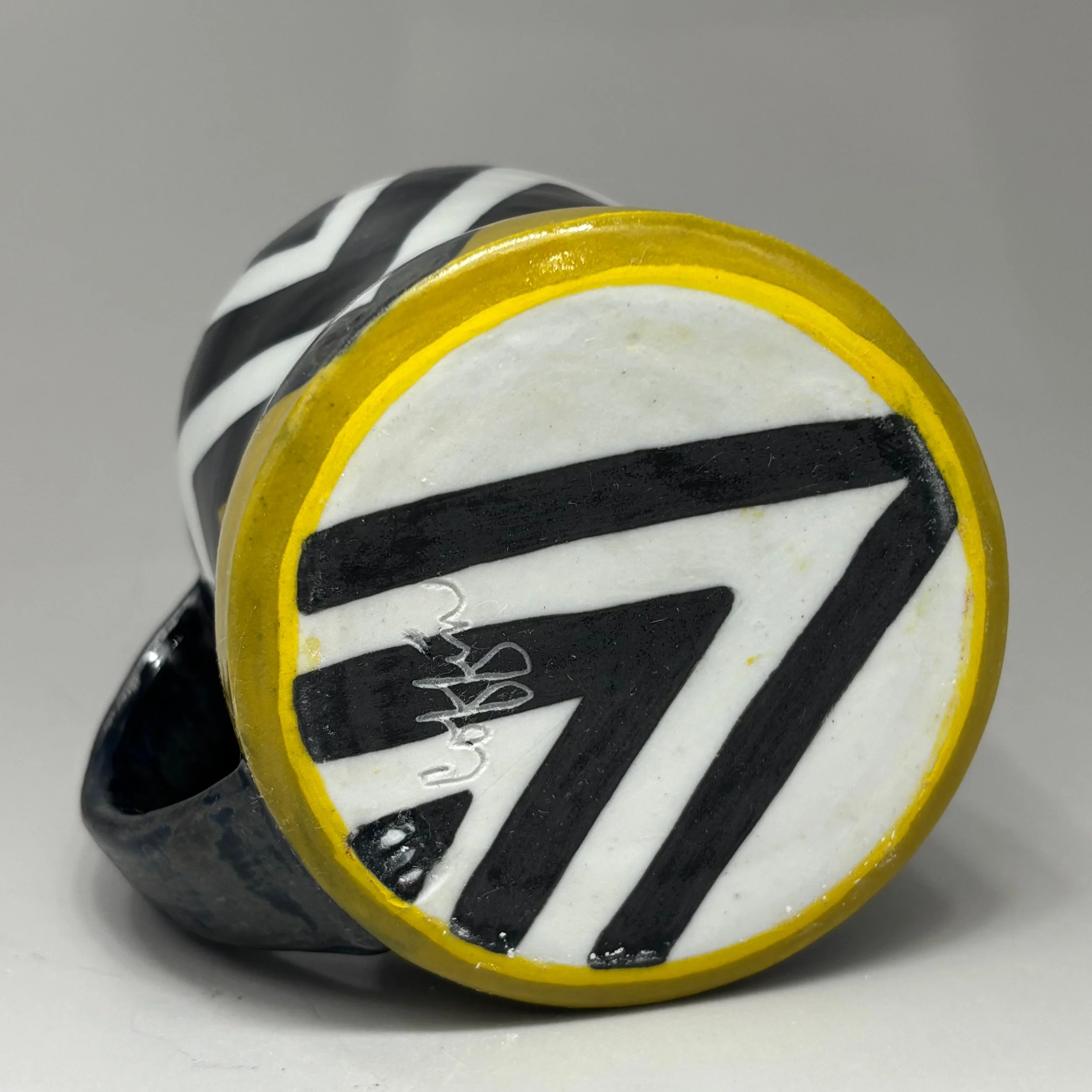 Mus w/Black & White Zigzags