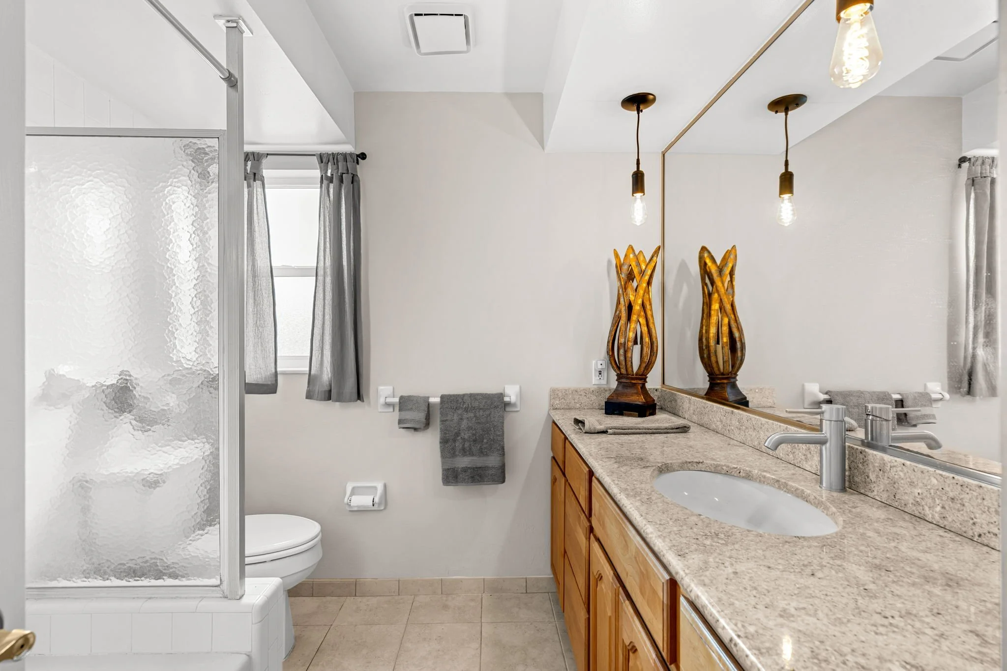 hall bath 1.jpg