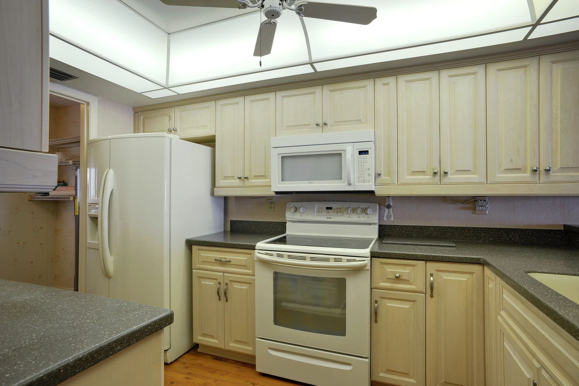 kitchen 2.jpg