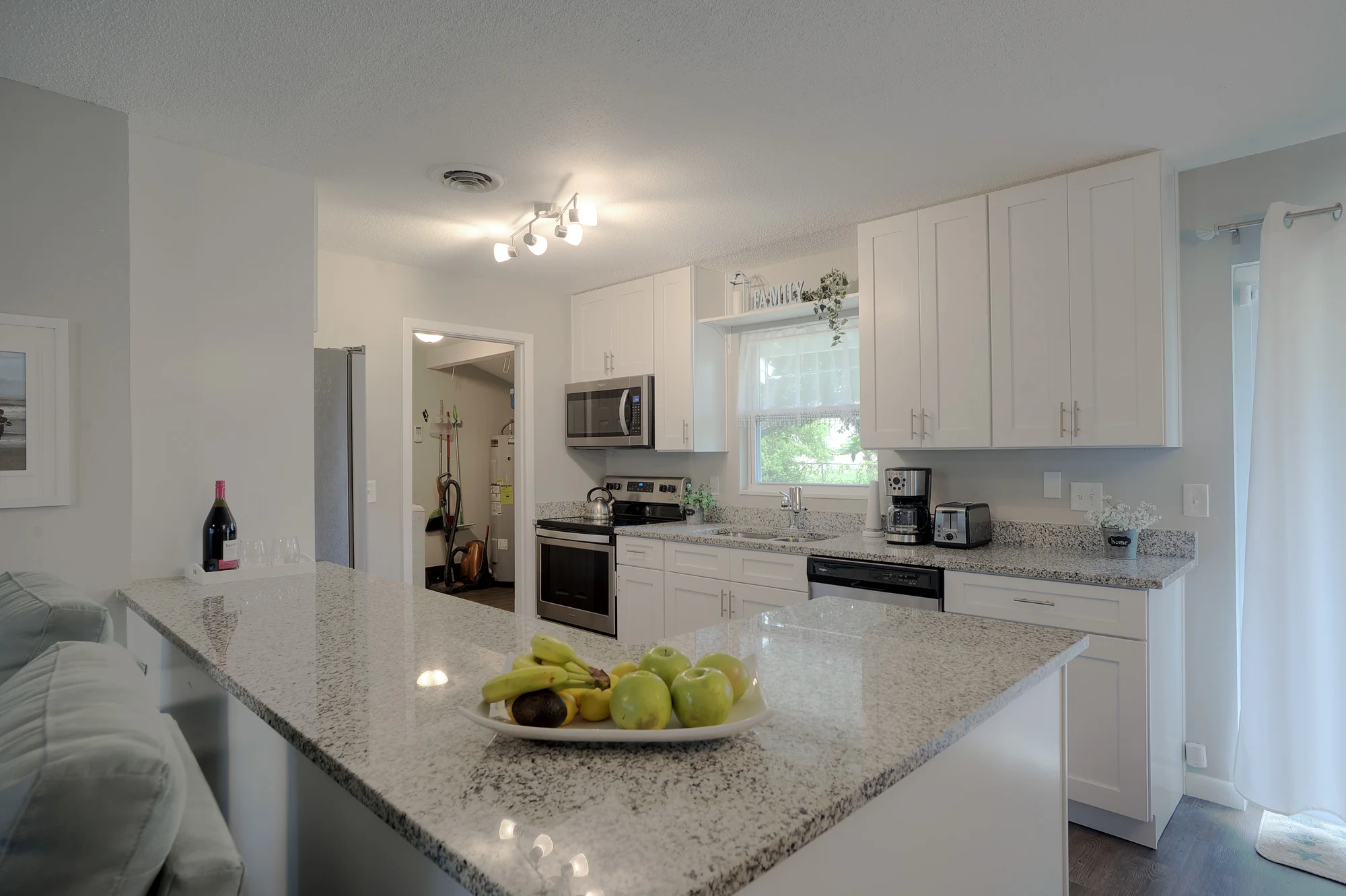 kitchen 2.jpg