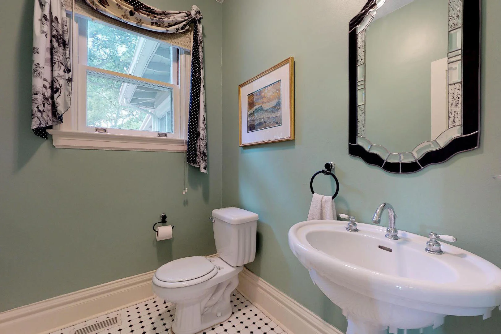1st floor guest bath.jpg