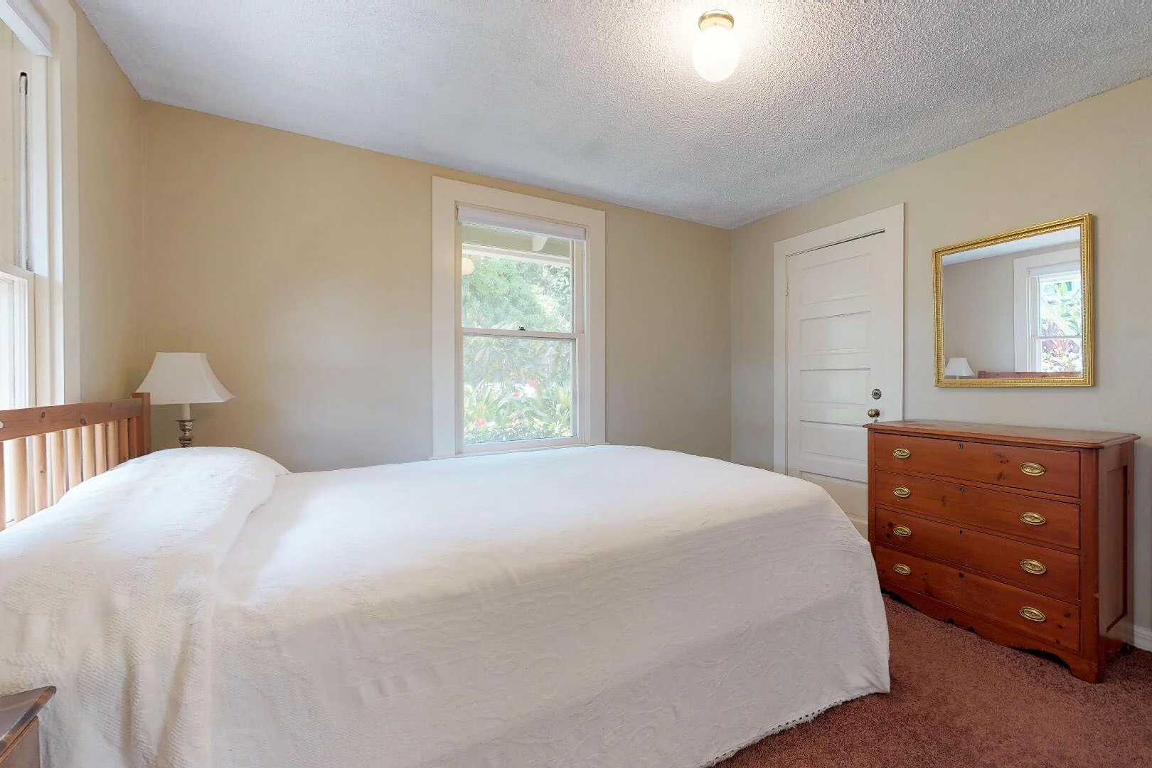 guest suite bed.jpg