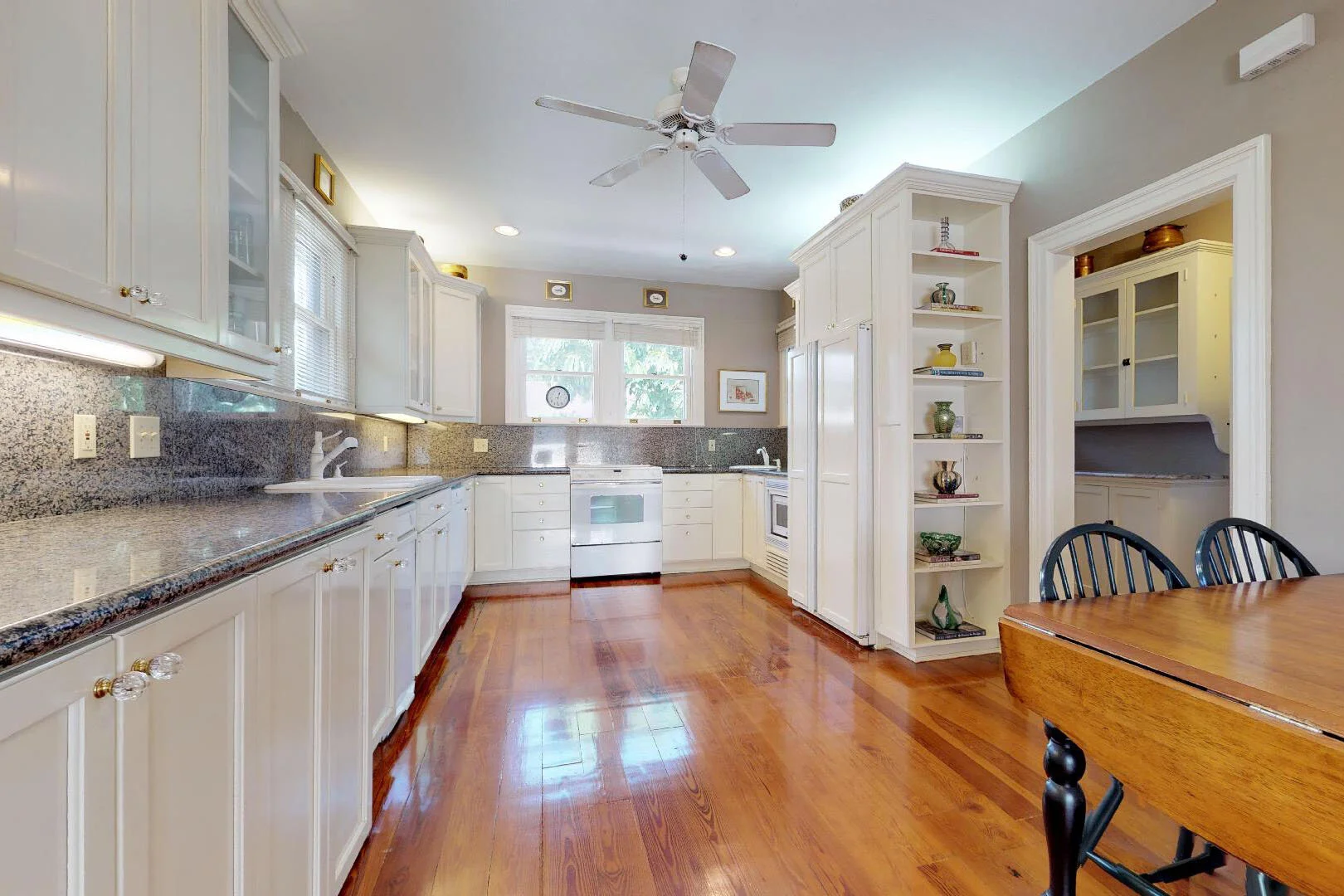 kitchen 1.jpg