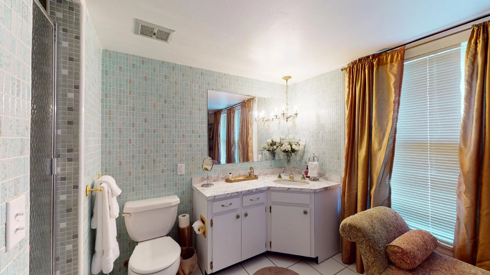 guest bed 4 bath 2.jpg