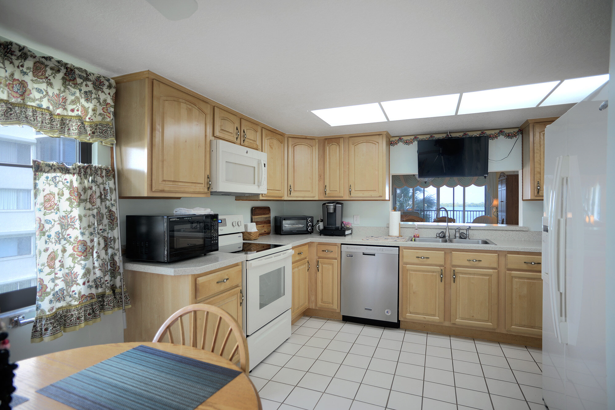 kitchen 2.jpg