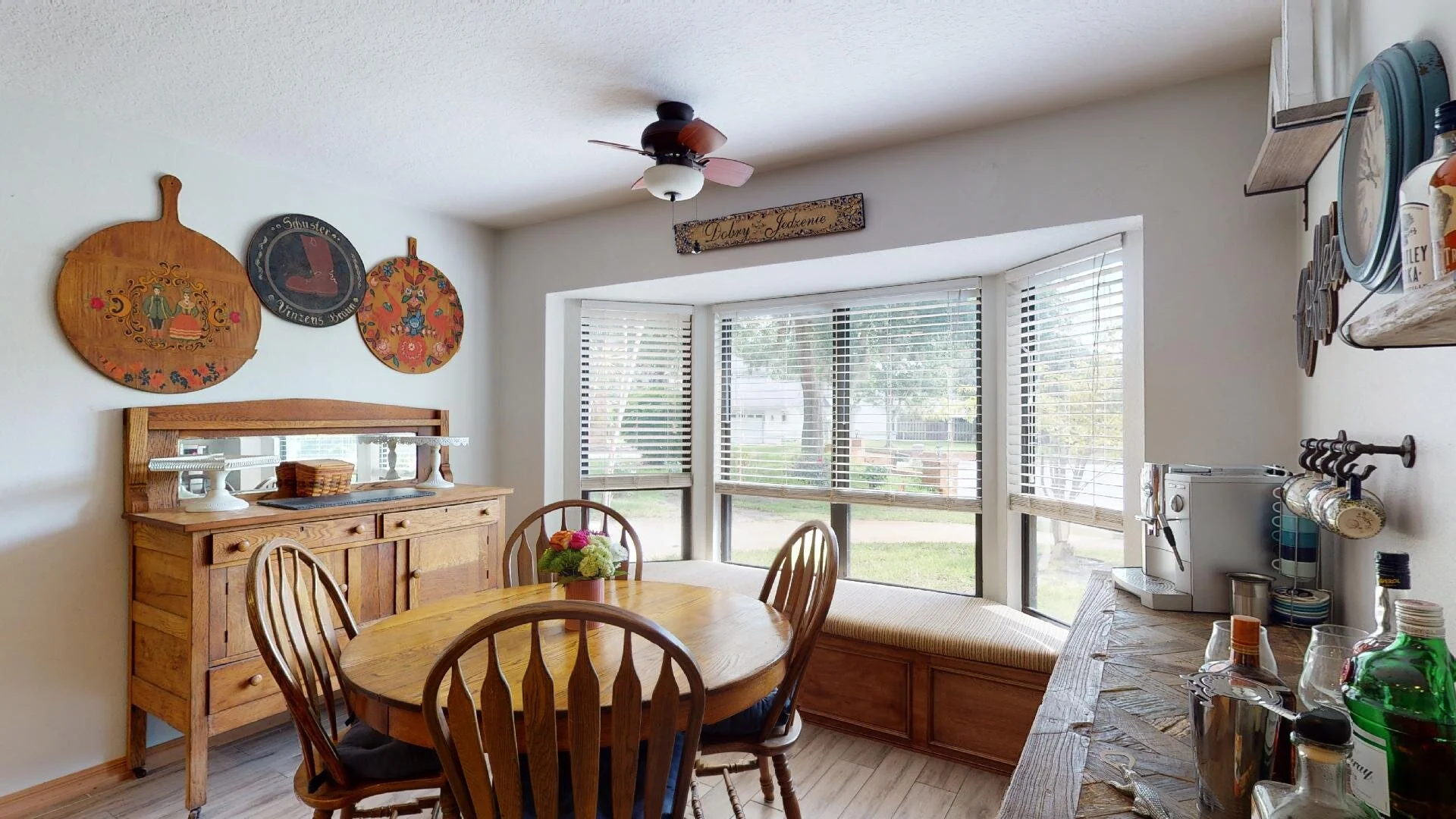 Breakfast nook 2.jpg