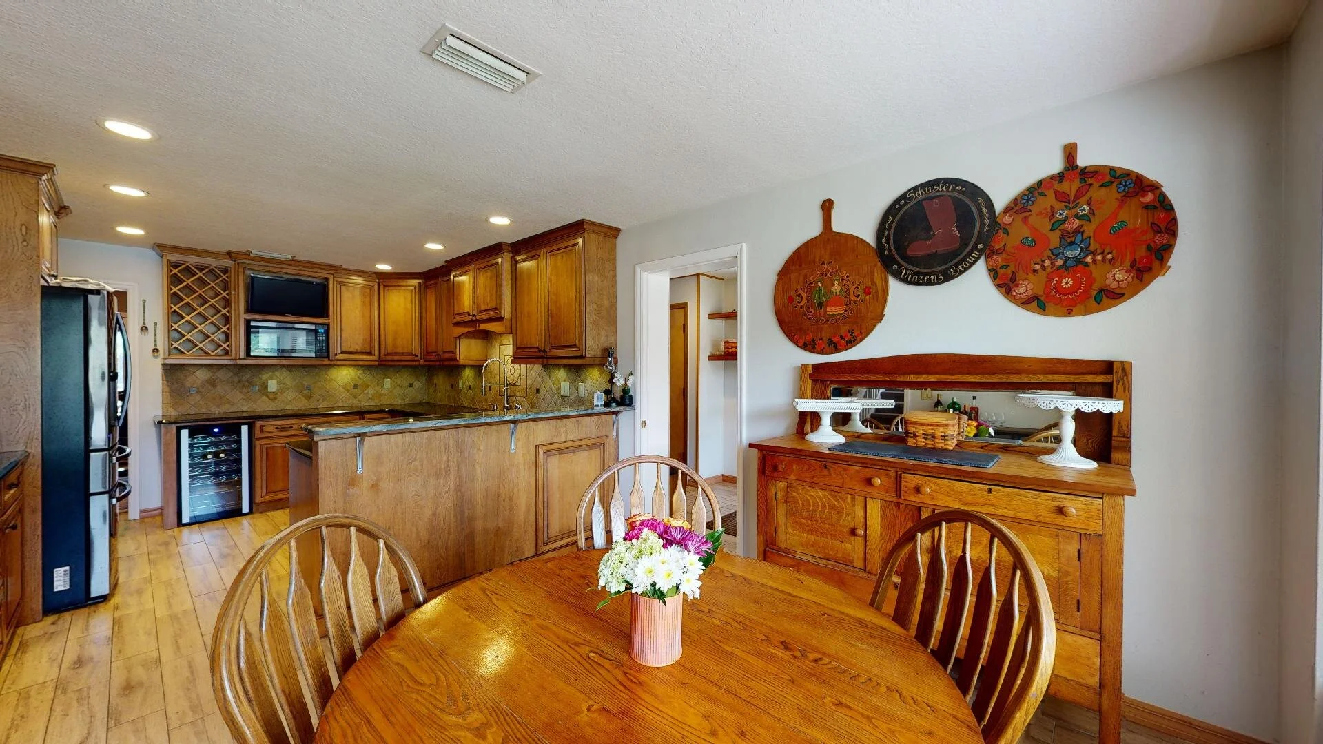 Breakfast nook 3.jpg