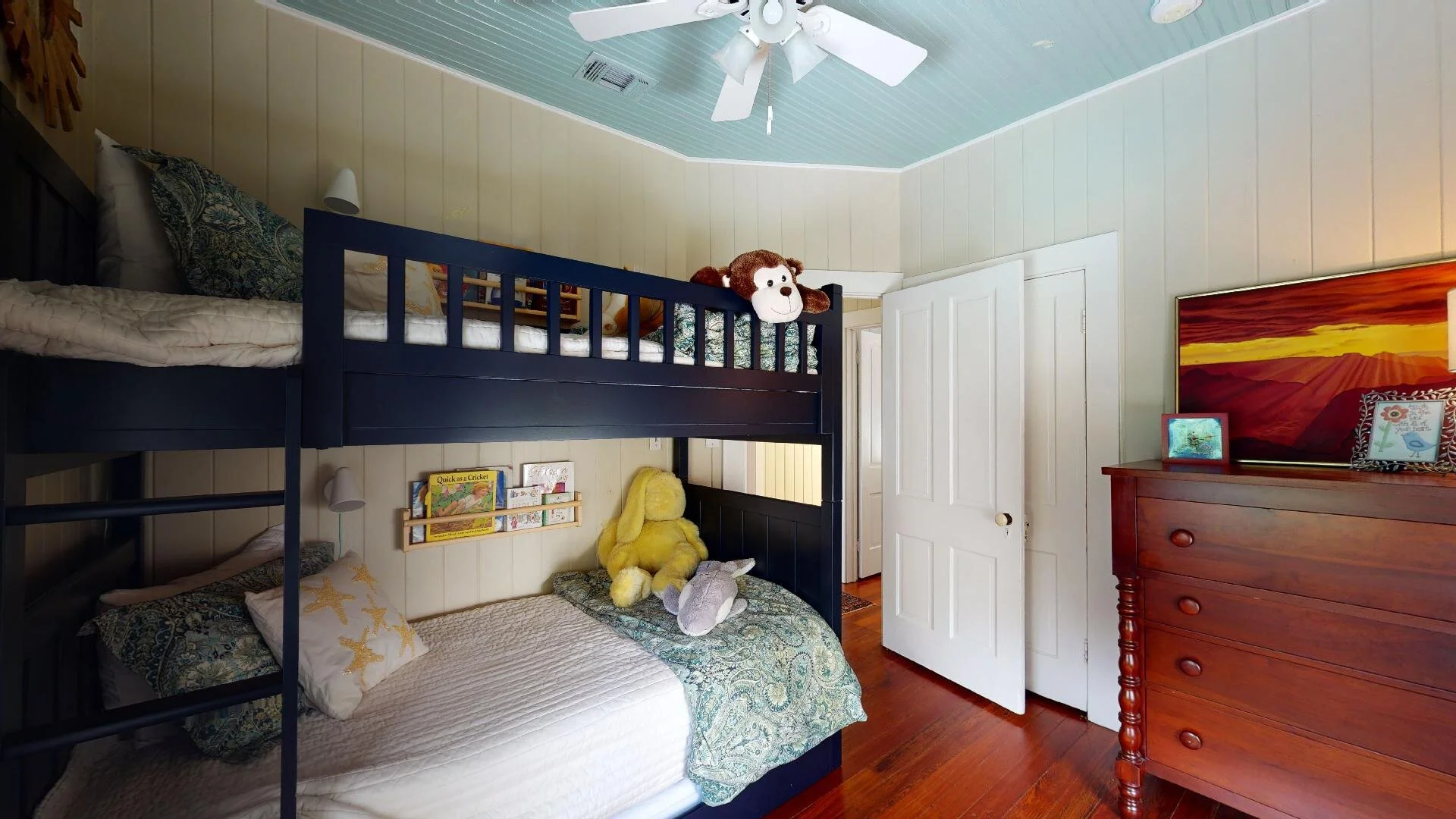 Guest bed 2 upstairs.jpg