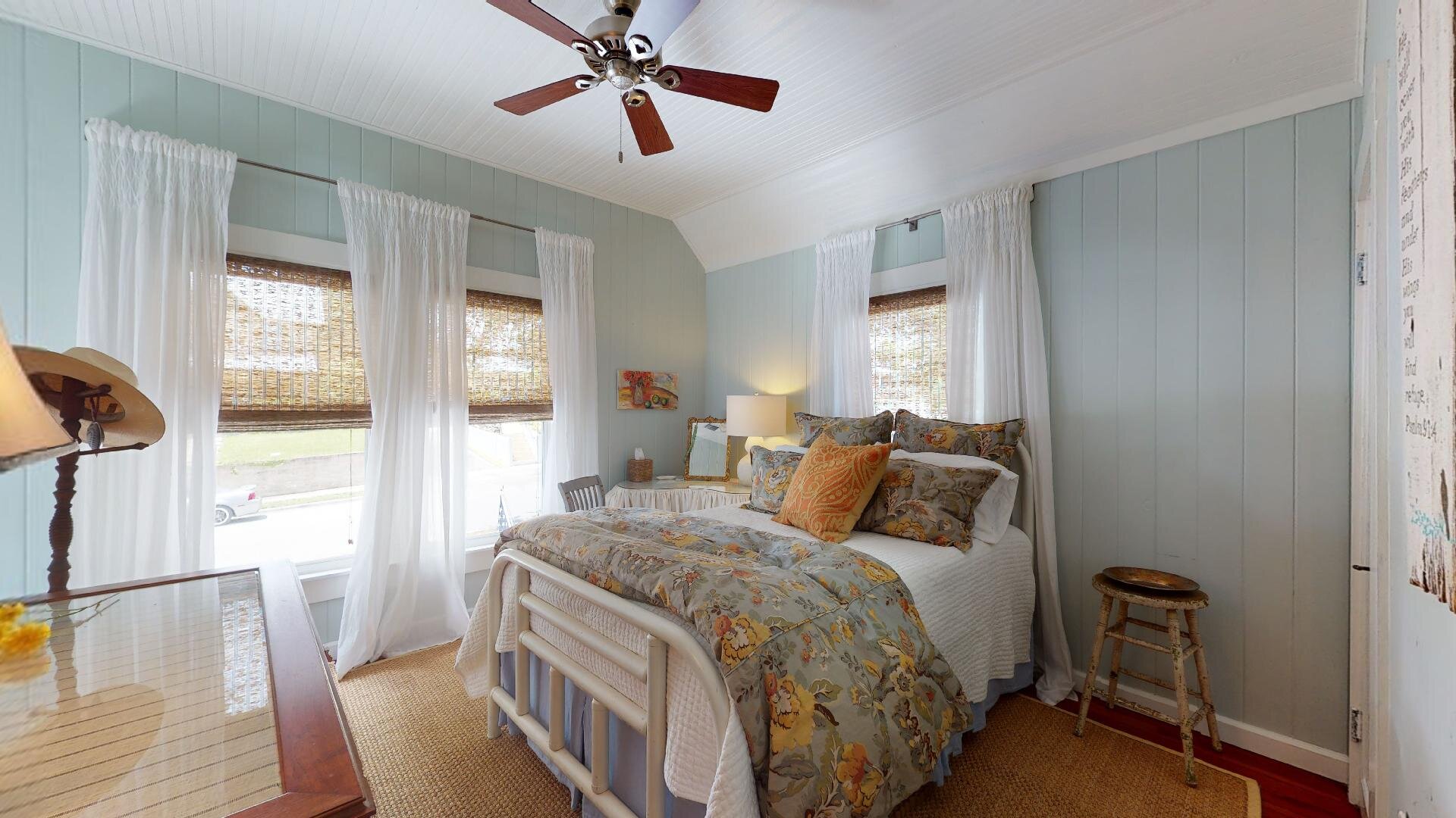 Guest bed 1 upstairs.jpg